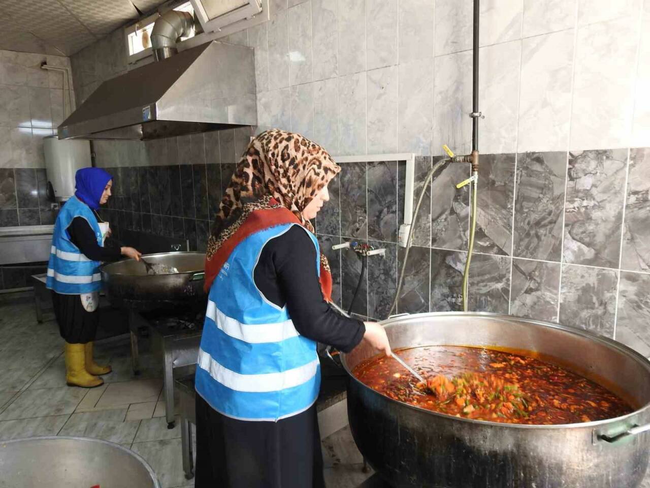 Gaziantep'teki Osmanlı Camii Aşevi'nde her gün 10 gönüllü kadın, ihtiyaç