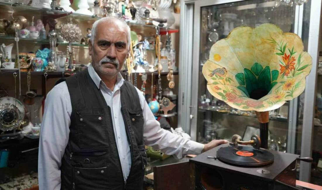 Gaziantep'te antikacılık yapan Hanifi Özalsan, Osmanlı dönemine ait nadir gramofonlara