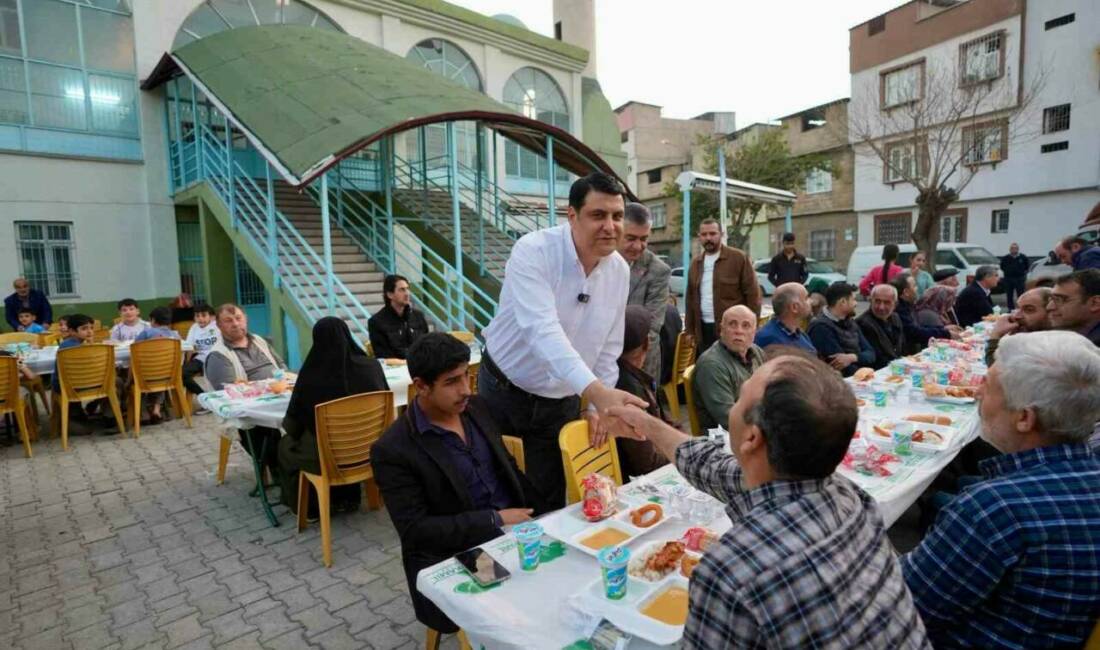 Şehitkamil Belediye Başkanı Umut Yılmaz, vatandaşlarla 29 Ekim Mahallesi'nde bir