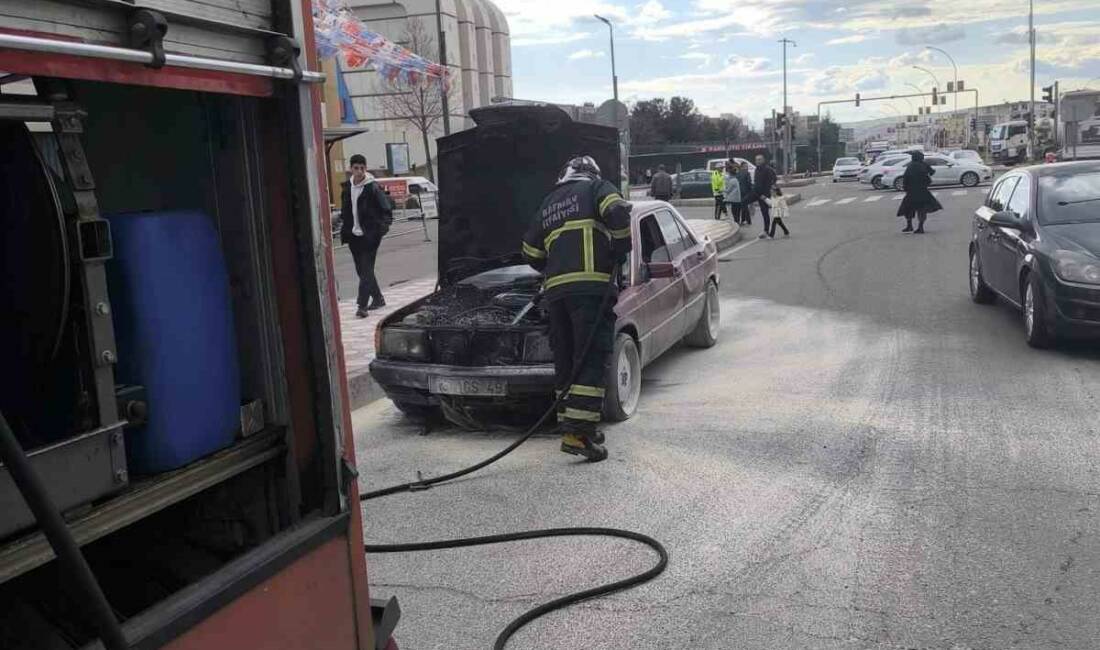 Batman’da seyir halindeki otomobil, kısmen yanarak kullanılmaz hale geldi.