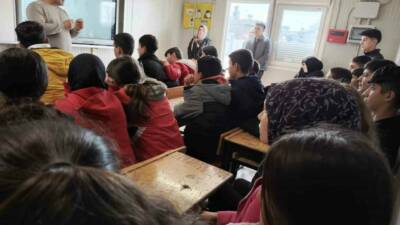 Besni'ye bağlı Şambayat Beldesi’nde konteyner sınıflarda kalan öğrencilere yazarlık mesleği