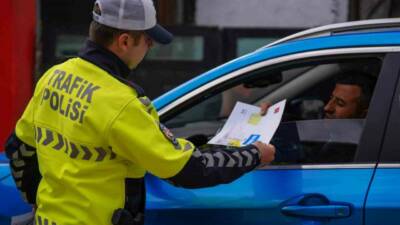 Şırnak’ın Beytüşşebap ilçesinde trafik polisleri bayramda vatandaşların bayramını kutlayıp şeker