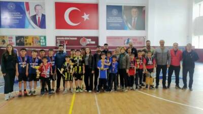 Adıyaman’ın Gölbaşı Cumhuriyet Ortaokulu, okul sporları kapsamında düzenlenen küçük erkekler