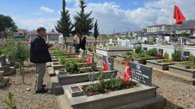 Gaziantep’te depremde hayatını kaybedenlerin yakınları, bayramın 2’nci gününde de deprem
