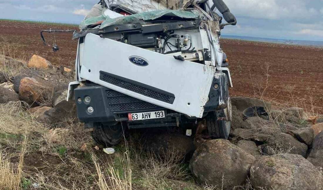 Şanlıurfa’da devrilen kum yüklü kamyonun sürücüsü ağır yaralandı.