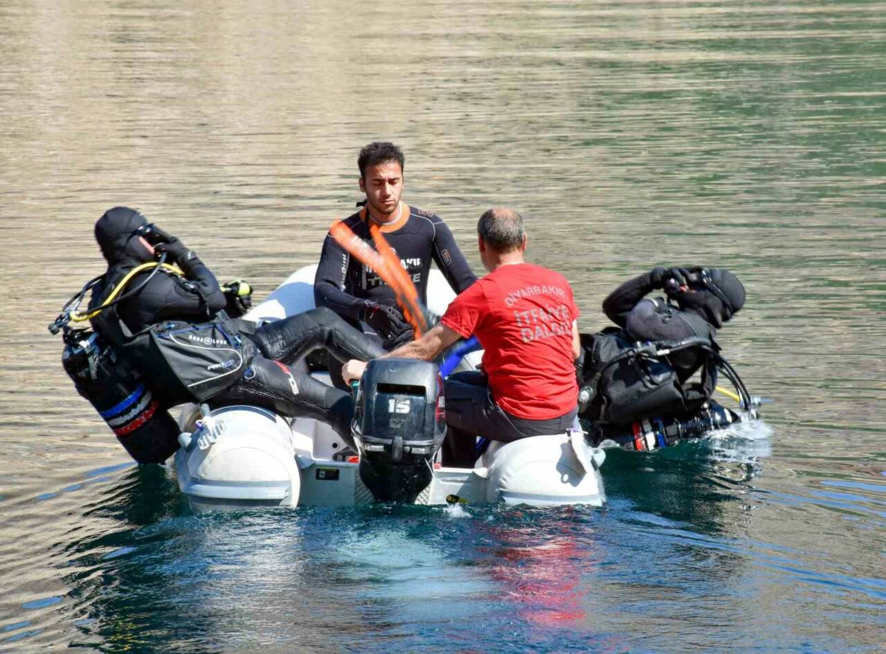 Diyarbakır Su Altı Arama Kurtarma ekibi, Dicle Barajı'nda bot ile