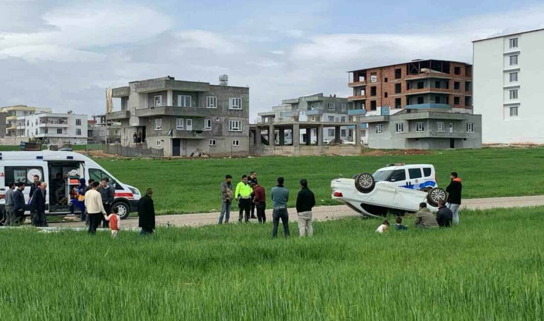 Adıyaman’ın Kahta ilçesinde direğe çapan otomobil takla attı. Kazada 4