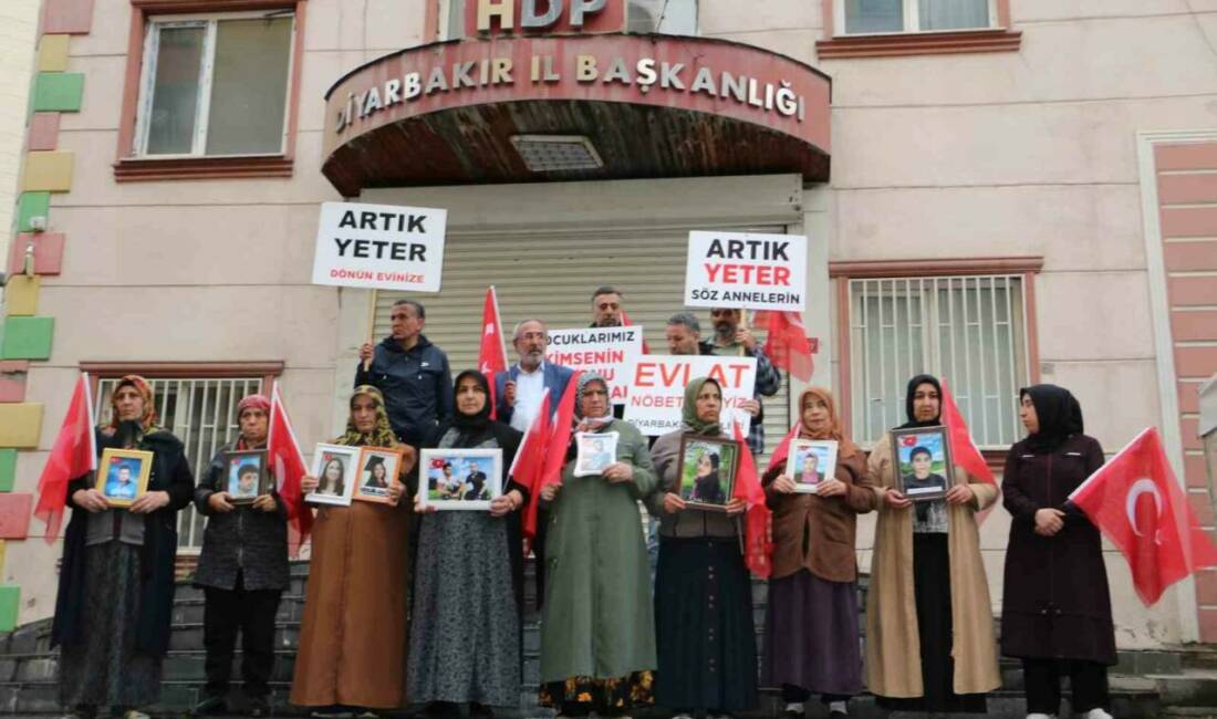 Diyarbakır annelerinin eski HDP il binası önündeki oturma eylemine bir