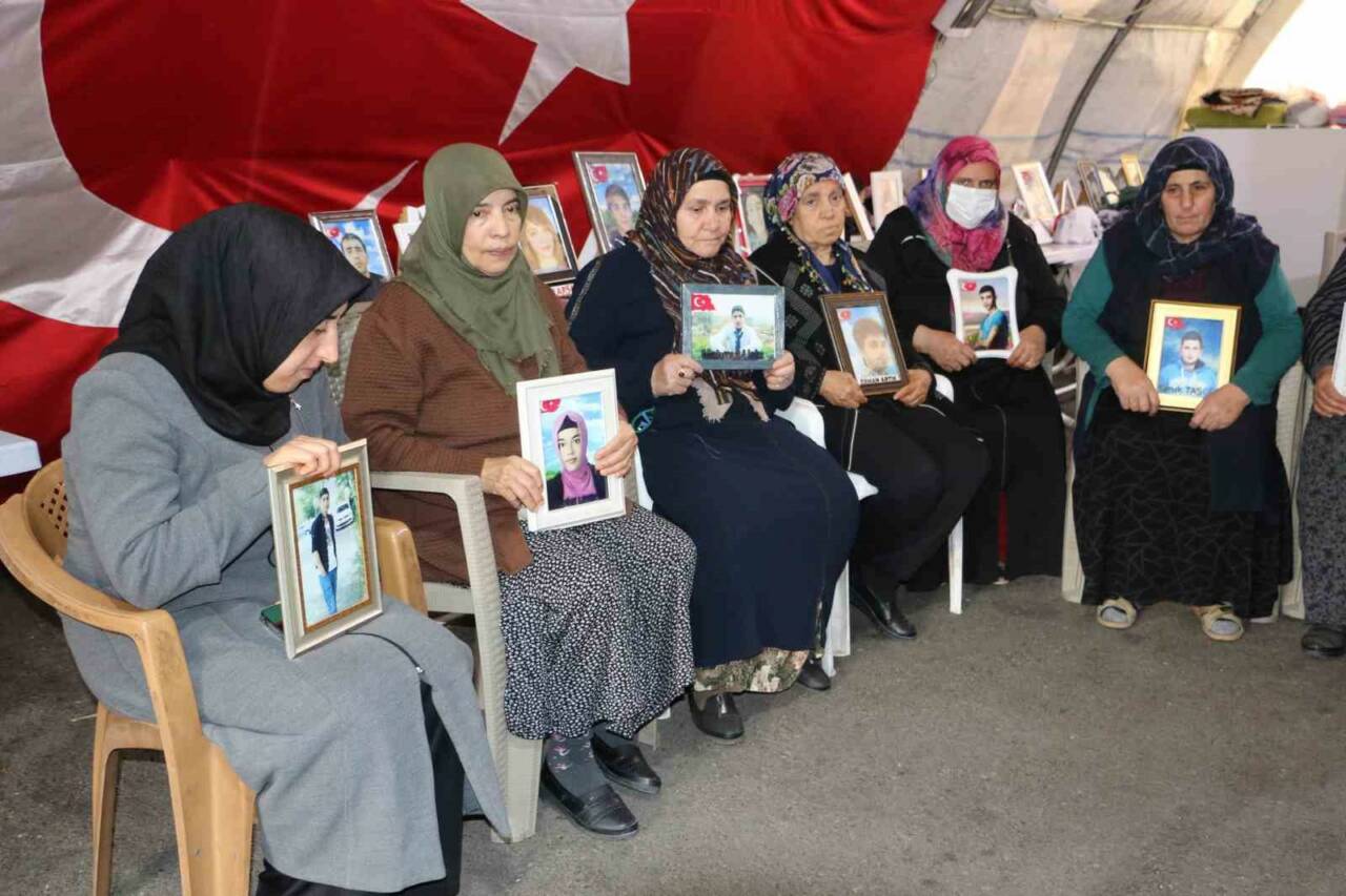 Diyarbakır'da anneler, Ramazan ayında da çadırlarında evlat nöbetini sürdürüyor. Şirvan'dan