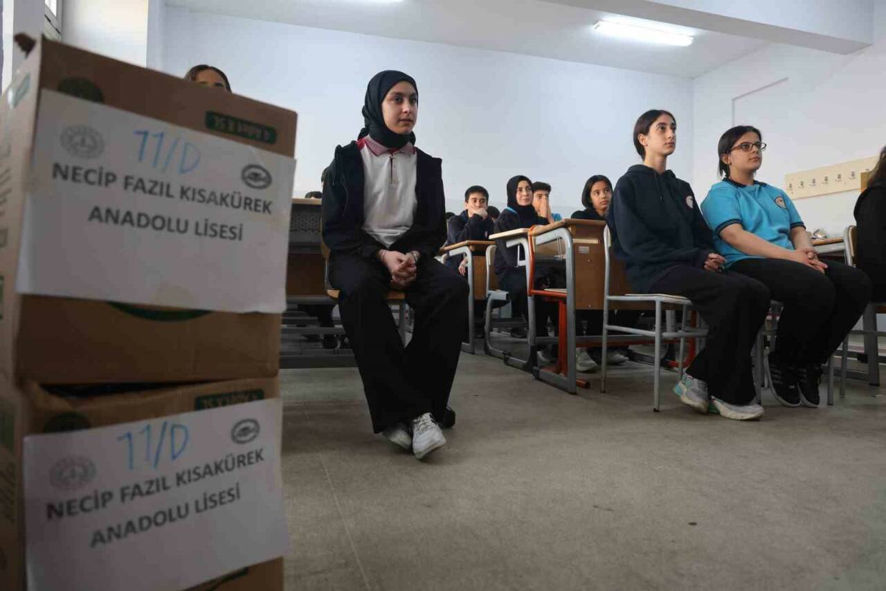 Diyarbakır'daki Necip Fazıl Kısakürek Anadolu Lisesi öğrencileri, "1 sınıf 1