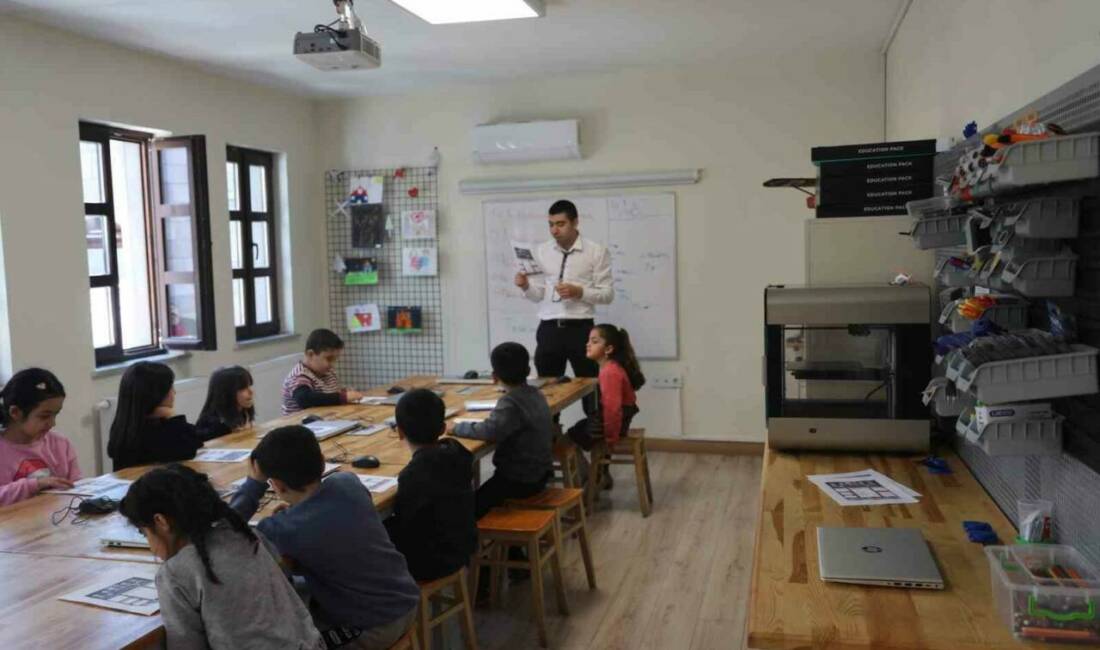 Diyarbakır'ın Sur ilçesinde TEGV tarafından yürütülen etkinlik atölyelerinde dezavantajlı çocuklar