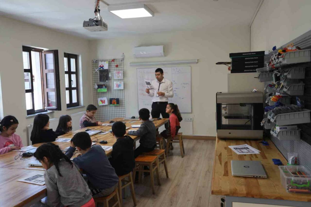 Diyarbakır'ın Sur ilçesinde TEGV tarafından yürütülen etkinlik atölyelerinde dezavantajlı çocuklar