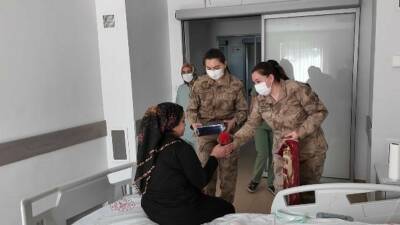 Diyarbakır İl Jandarma Komutanlığı personeli, lösemili çocuklar ve anneleriyle 8