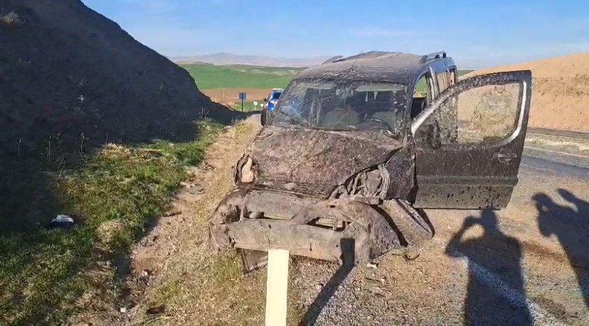 Silvan’da meydana gelen trafik kazasında kamyonet takla attı, 2 kişi