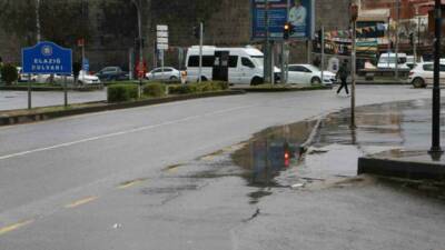 Diyarbakır merkezde sabah saatlerinde başlayan hafif karla karışık yağmur hayatı