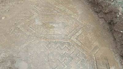 Diyarbakır'ın Ergani ilçesinde mezar kazısı sırasında mozaik tabakası ortaya çıktı.