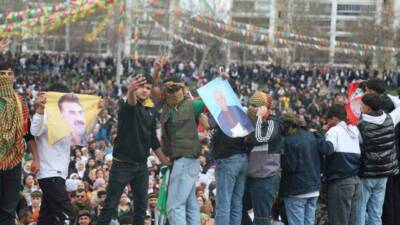 Diyarbakır’da Nevruz Bayramı kutlamasında terör örgütünü simgeleyen yasaklı flama ve