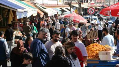 Diyarbakır’ın tarihi Sur ilçesinde Ramazan Bayramı öncesinde elbiseler, ayakkabılar, şeker,