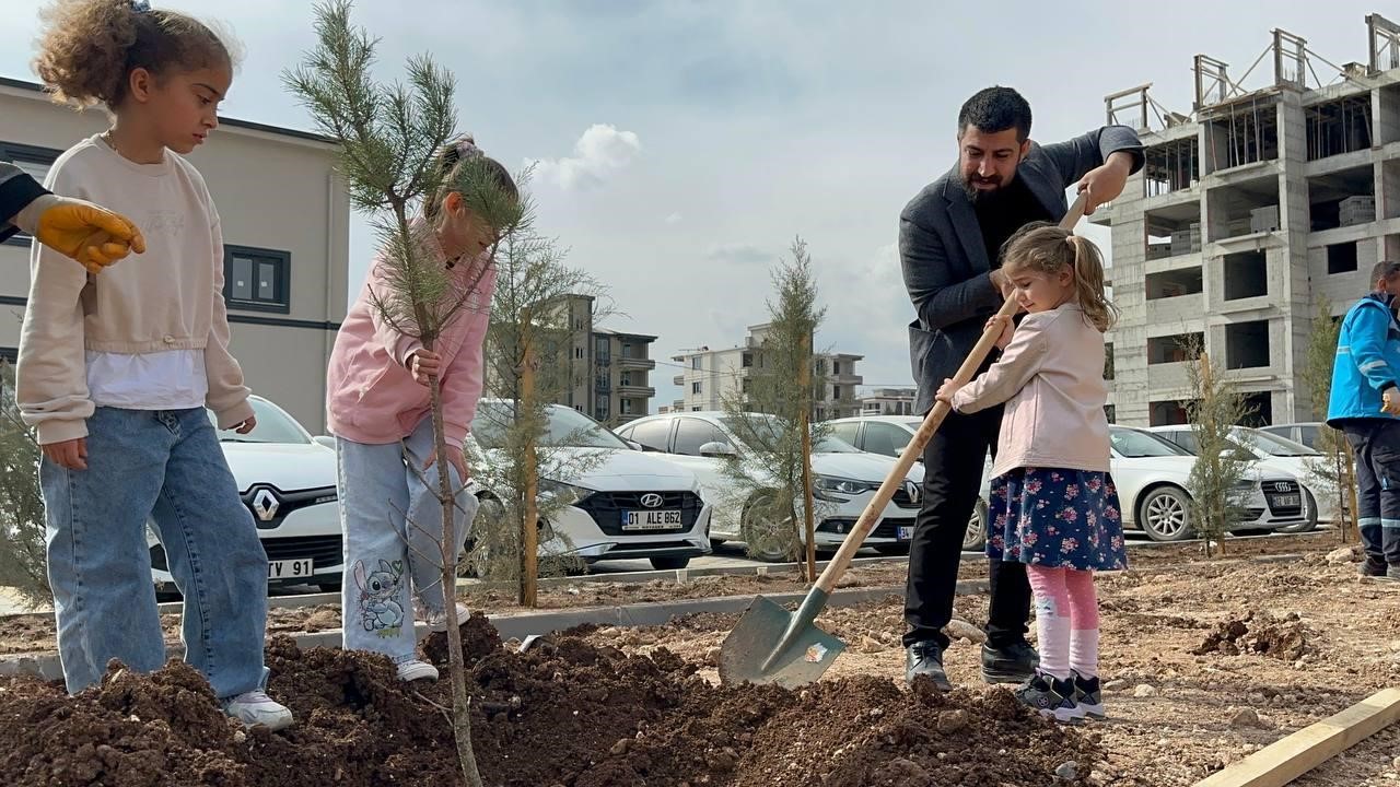 Adıyaman Belediyesi, 8 Mart'ta Yeni Mahalle'de kadınlarla fidan dikim etkinliği