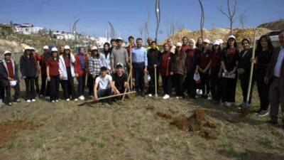 Diyarbakır’ın Eğil ilçesinde "Narin Hatıra Ormanı"nın ilk fidanları toprakla buluşturuldu.