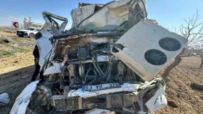 Şanlıurfa’da freni patlayan hafriyat kamyonu fıstık bahçesine daldı. Araçta sıkışan