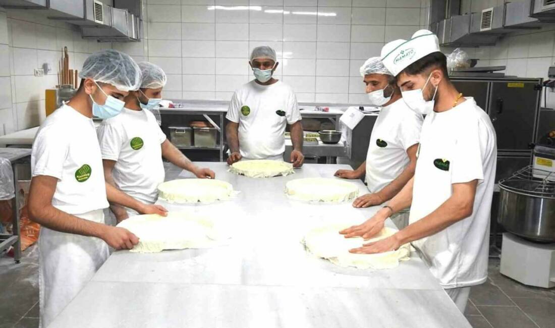 Gaziantep’teki baklava işletmeleri, yaklaşan Ramazan Bayramı öncesi gelen talepleri karşılayabilmek