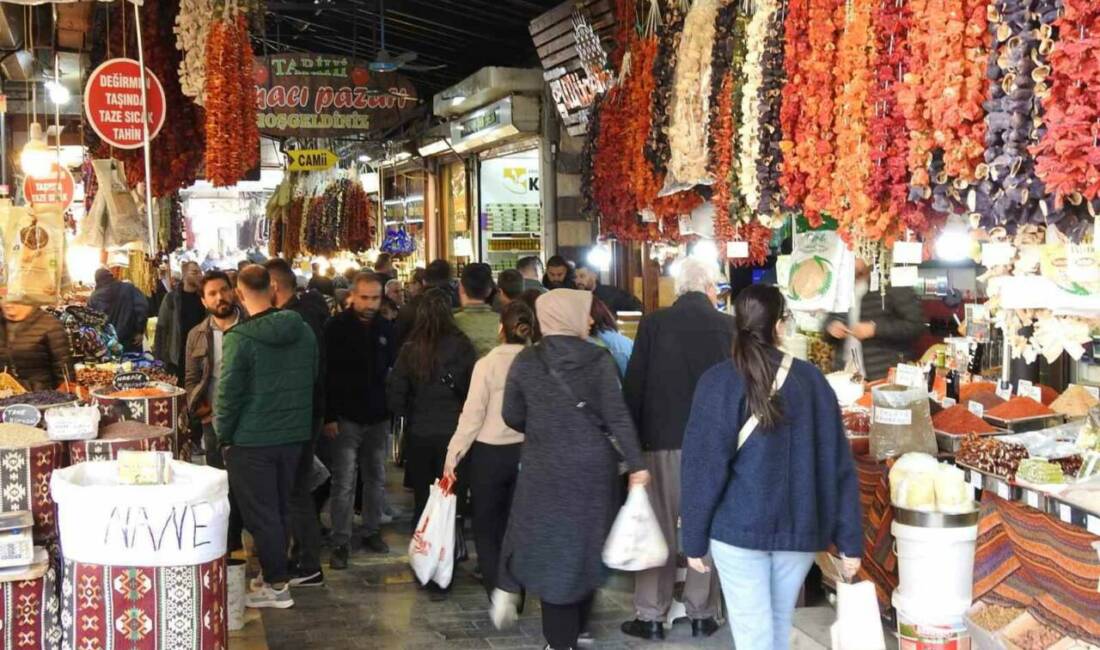 Gaziantep’te yaklaşan Ramazan Bayramı öncesi alışverişlerini son güne bırakmak istemeyen