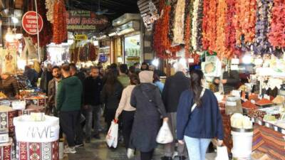 Gaziantep’te yaklaşan Ramazan Bayramı öncesi alışverişlerini son güne bırakmak istemeyen
