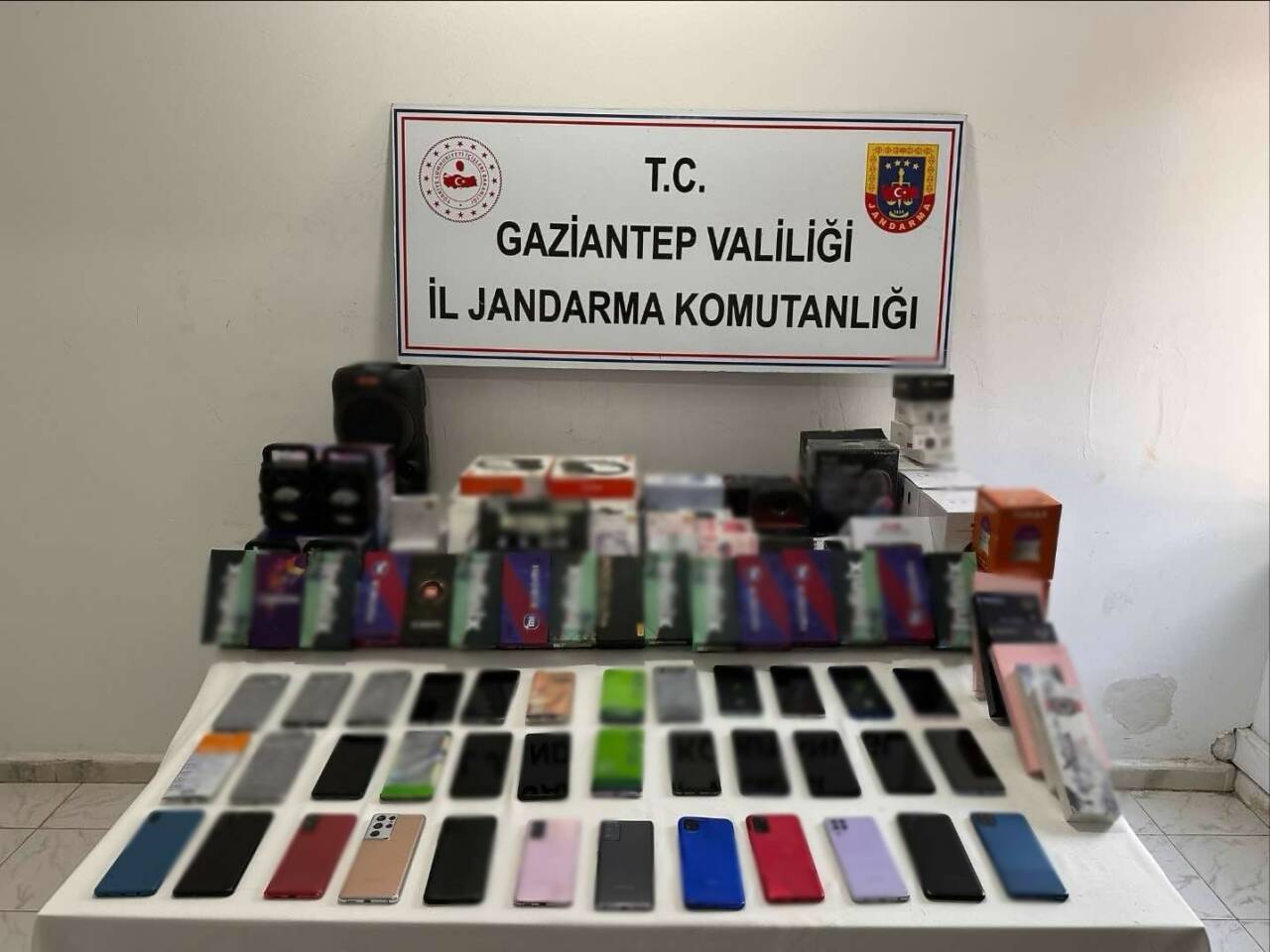 Gaziantep'te jandarma operasyonunda 1 milyon 400 bin TL değerinde elektronik