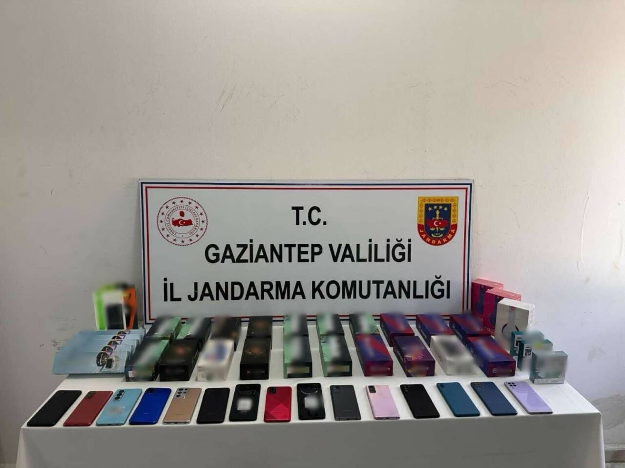 Gaziantep’te jandarma ekiplerinin 2 iş yerine yaptığı operasyonda piyasa değeri