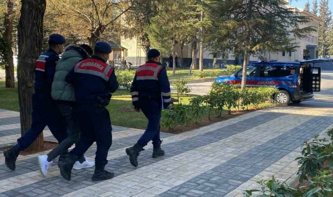 Gaziantep’te, PKK/KCK-PYD/YPG silahlı terör örgütü üyesi 2 şüpheli şahıs jandarma