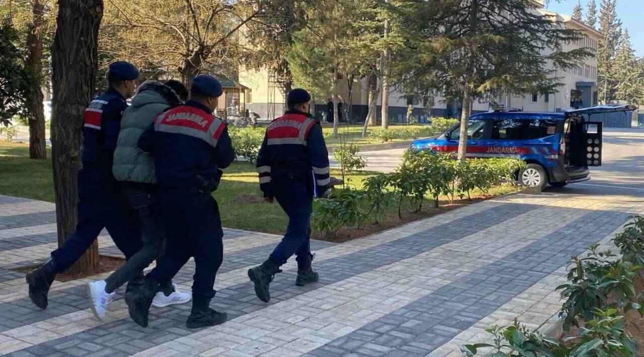 Gaziantep’te, PKK/KCK-PYD/YPG silahlı terör örgütü üyesi 2 şüpheli şahıs jandarma