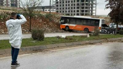 Gaziantep’te 3 otomobil, 1 otobüs ve 1 motosikletin karıştığı zincirleme