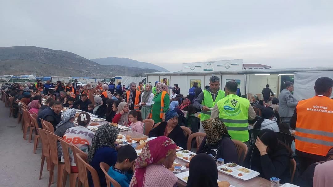 Adıyaman’ın Gölbaşı Belediyesi, Tokat ve Fatih konteyner kentlerinde iftar yemeği