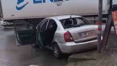 Şanlıurfa’nın Hilvan ilçesinde otomobilin tıra çarpması sonucu sürücü yaralandı.