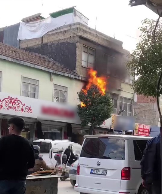 Adıyaman’da, bir evde çıkan yangın korku ve paniğe neden oldu.