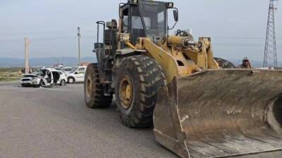 Gaziantep’in İslahiye ilçesinde iş makinesi ile otomobilin çarpışması sonucu meydana