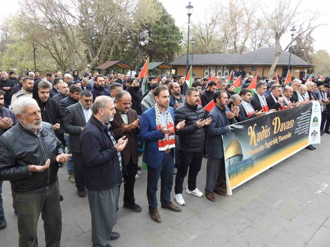 Gaziantep’teki STK’lar düzenledikleri basın açıklamasıyla Gazze Şeridi’ne yönelik saldırıları yeniden