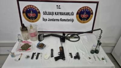 Adıyaman’ın Gölbaşı İlçe Jandarma Komutanlığı tarafından yapılan operasyonlarda uyuşturucu ve