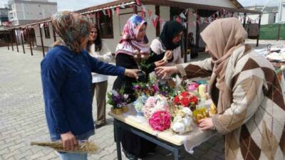 Adıyaman’da, kadınlar tarafından yapılan el emeği göz nuru ürünler sergilendi.