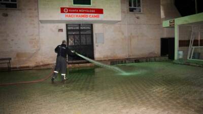 Adıyaman’ın Kahta ilçe Belediyesi İtfaiye Müdürlüğü ekipleri, kentteki camilerin dış