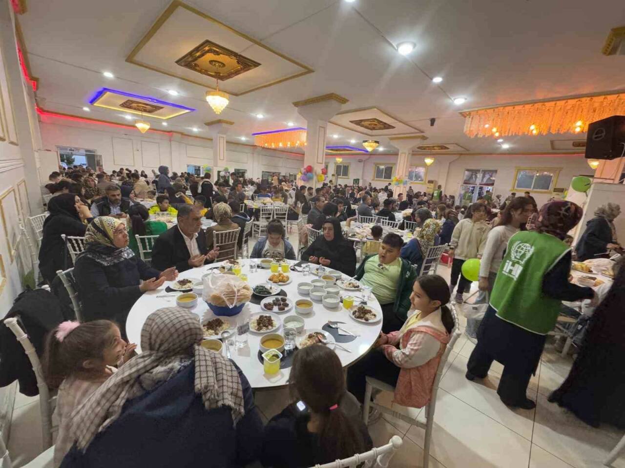 İnsani Yardım Vakfı Kahta Temsilciliği'nin düzenlediği "Dünya Yetimler Günü" iftarında