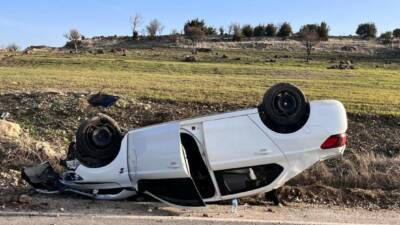 Gaziantep’te yol üzerinde duran karton koliye çarpmamak için ani manevra