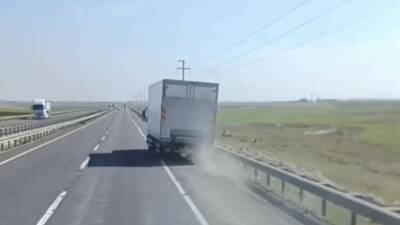 Şanlıurfa’da bir sürücü, önünde ilerleyen ve defalarca bariyerlere çarpma ve