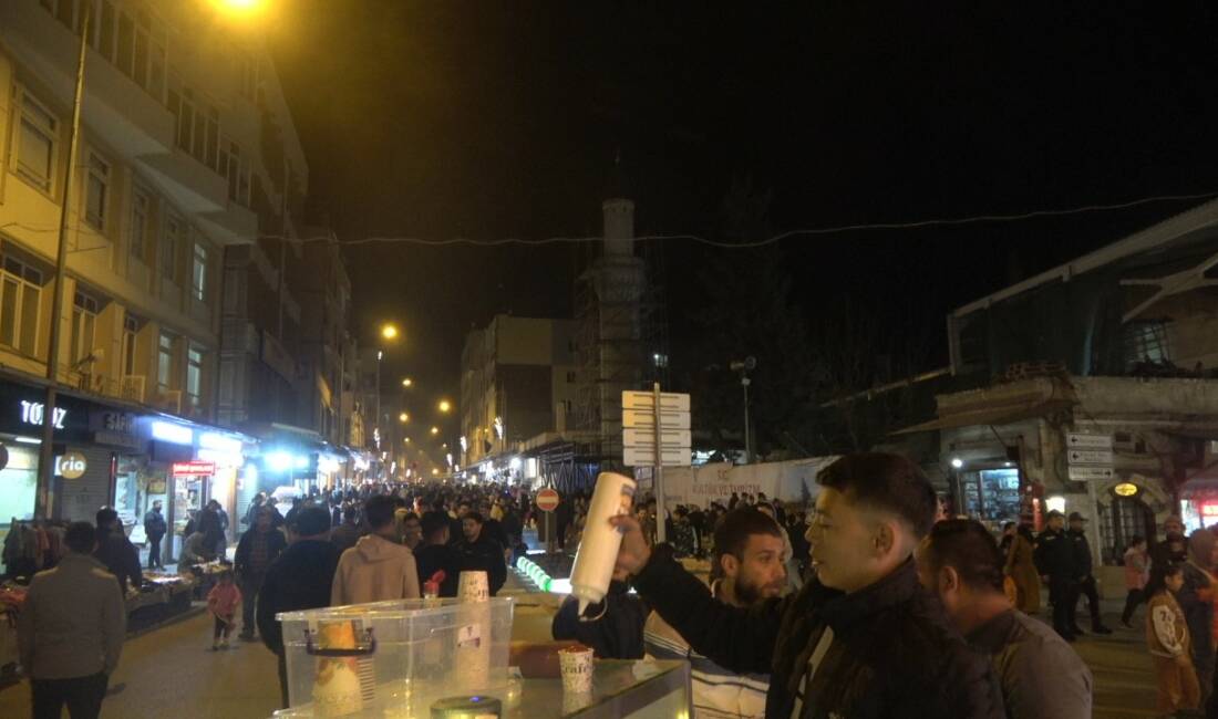 Kilis Belediyesi, Cumhuriyet Meydanı'nı trafiğe kapatıp İstiklal Caddesi'ne benzeterek Ramazan