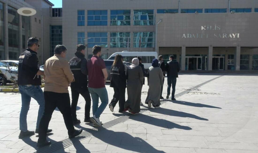 Kilis'te bir evde yapılan aramada bin 82 gram esrar bulunurken,