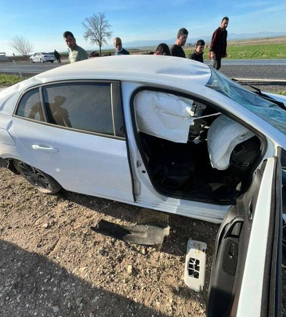 Şanlıurfa’nın Siverek ilçesinde meydana gelen kazada otomobil takla attı, 2