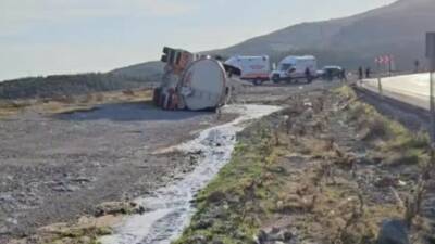 Gaziantep'te yağ dökülen yolda kontrolden çıkan yakıt tankeri kaza yaptı.