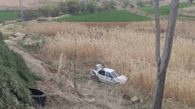 Adıyaman’da seyir halindeyken lastiği patlayan otomobil kontrolden çıkarak şarampole yuvarlandı.