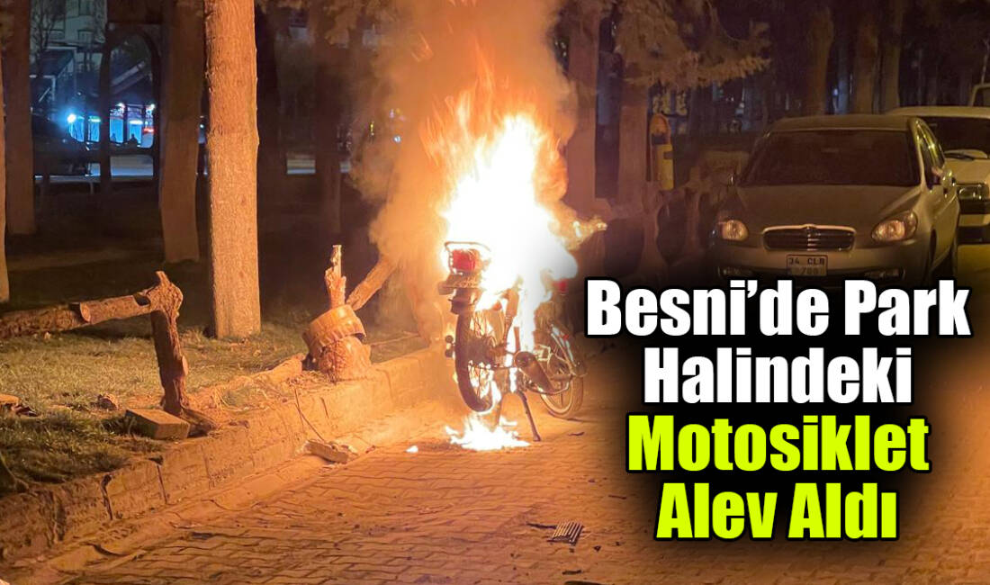 Besni’nin Yenikent Mahallesi’nde park halindeki bir motosiklet, henüz bilinmeyen bir